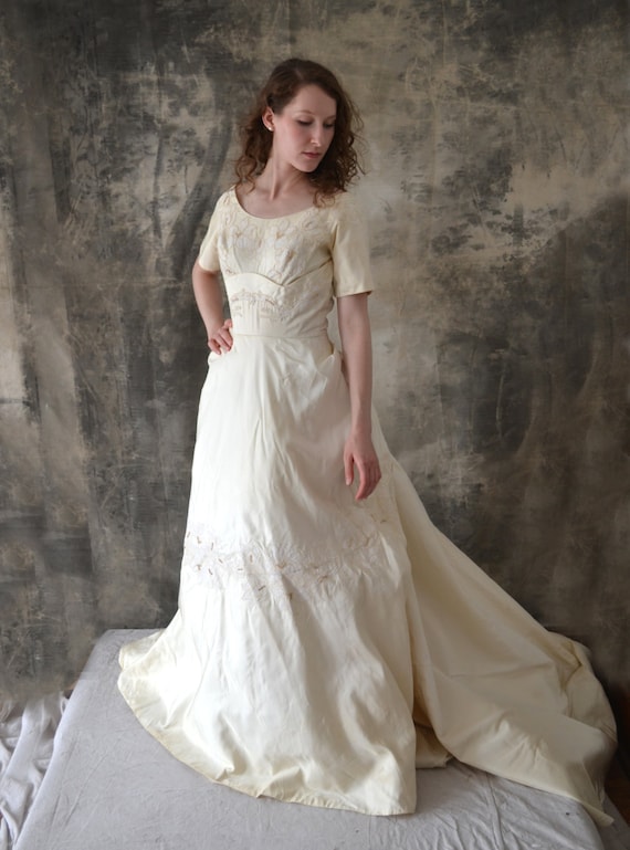 1950s Satin Wedding Gown with Train - image 4