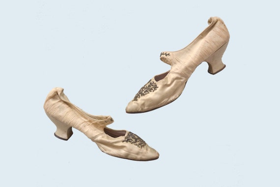 Victorian Cream Silk Wedding Shoes - image 1