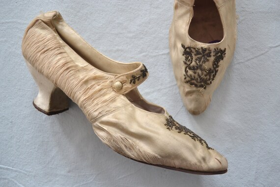 Victorian Cream Silk Wedding Shoes - image 3