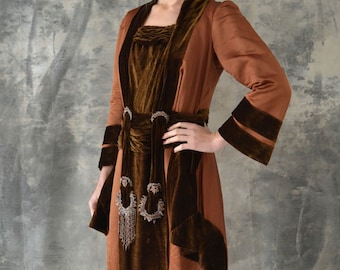 Vestido eduardiano castanho-avermelhado com contas de veludo