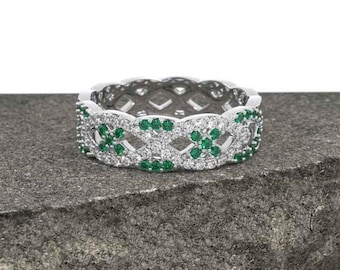 Anillo de eternidad celta de esmeralda y moissanita, anillo de boda de plata, anillo calado de inspiración vintage, anillo de piedra preciosa verde, joyería llamativa