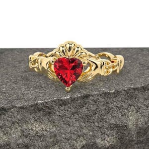 14K Gold Finish Claddagh Ring mit rotem Herz Rubin, Infinity Band, Claddagh Schmuck, irischer keltischer Hände Herzring für Frauen