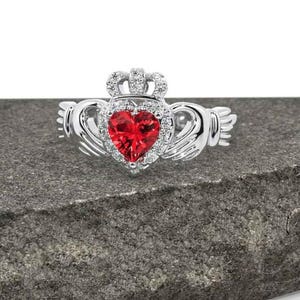 Bague Claddagh rouge rubis coupe coeur, bague couronne en argent sterling, bague de promesse d'amour irlandais, bague de fiançailles halo Moissanite pour elle