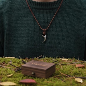 Collar con colgante de colmillo de lobo y púas – Colgante de diente de animal en cuerda de cuero, joyería de estilo vikingo, regalo para hombres y mujeres con caja de madera