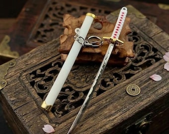 Chaveiro Mini Espada Samurai, Chaveiro Katana Inspirado em Anime, Chaveiro de Metal com Bainha, Acessório de Cosplay, Presente para Homens e Mulheres