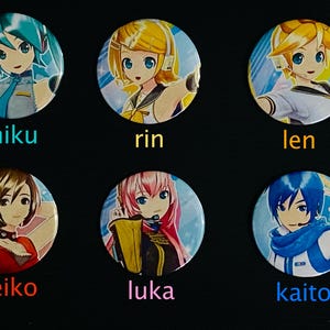 Op de afbeelding: Zes ronde speldjes met illustraties van anime-personages. Elke speld toont een ander personage met uniek haar en kleding. De namen "miku", "rin", "len", "meiko", "luka" en "kaito" staan eronder.