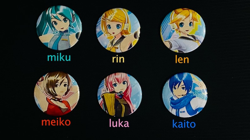 Op de afbeelding: Zes ronde speldjes met illustraties van anime-personages. Elke speld toont een ander personage met uniek haar en kleding. De namen "miku", "rin", "len", "meiko", "luka" en "kaito" staan eronder.