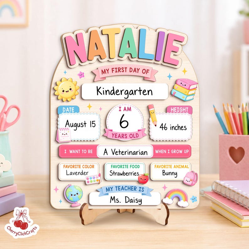K&ouml;nnte beinhalten: Ein h&ouml;lzernes Meilenstein-Schild f&uuml;r den ersten Kindergartentag mit dem Namen Natalie in bunten Buchstaben. Das Schild enth&auml;lt Felder f&uuml;r Datum, Alter, K&ouml;rpergr&ouml;&szlig;e von 117 cm, Berufswunsch, Lieblingsfarbe, Lieblingsessen, Tier und Lehrername.