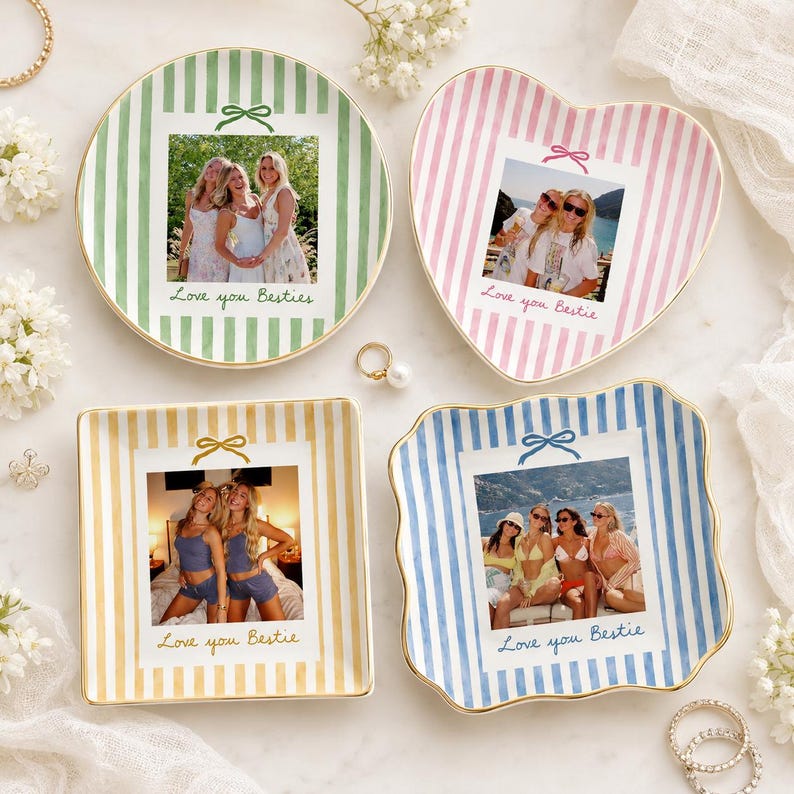 Puede incluir: Cuatro platos de cer&aacute;mica en formas redonda, coraz&oacute;n, cuadrada y ondulada. Cada plato presenta rayas verticales en verde, rosa, amarillo o azul, una fotograf&iacute;a central de amigos, un icono de lazo pintado y el texto Love you Besties.