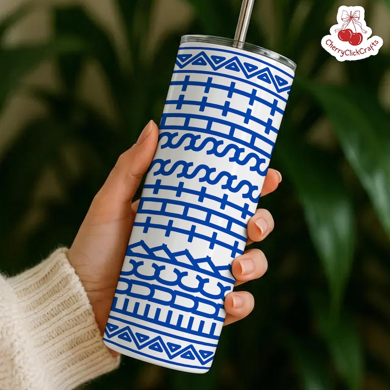 Puede incluir: Un vaso con estampado blanco y azul con pajita plateada. El vaso presenta un dise&ntilde;o geom&eacute;trico repetitivo en azul. El vaso es cil&iacute;ndrico y parece ser de acero inoxidable.