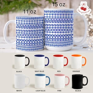 Puede incluir: Tazas de cer&aacute;mica blancas con patrones geom&eacute;tricos azules, disponibles en tama&ntilde;os de 312 ml y 425 ml. Tambi&eacute;n se muestran tazas adicionales con interiores y asas de colores en negro, azul marino, rojo, naranja, blanco, azul claro, rosa y negro.