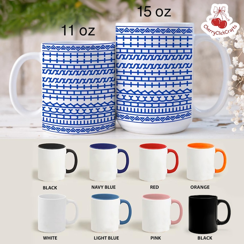 Puede incluir: Tazas de cer&aacute;mica blancas con patrones geom&eacute;tricos azules, disponibles en tama&ntilde;os de 312 ml y 425 ml. Tambi&eacute;n se muestran tazas adicionales con interiores y asas de colores en negro, azul marino, rojo, naranja, blanco, azul claro, rosa y negro.