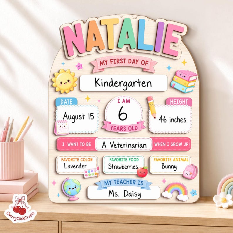 K&ouml;nnte beinhalten: Ein bogenf&ouml;rmiges Holzschild mit der Aufschrift NATALIE und Abschnitten f&uuml;r den ersten Kindergartentag, Datum 15. August, Alter 6 Jahre, Gr&ouml;&szlig;e 117 cm, Berufswunsch Tierarzt, Lieblingsfarbe Lavendel, Essen Erdbeeren, Tier Hase und Lehrerin Ms. Daisy.