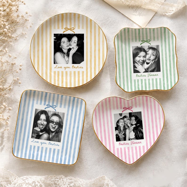 Puede incluir: Cuatro platos de cer&aacute;mica en amarillo, verde, azul y rosa con rayas verticales. Cada plato presenta una foto central en blanco y negro de dos personas, un peque&ntilde;o gr&aacute;fico de lazo y el texto Love you Besties o Besties Forever.