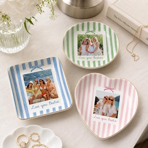 Puede incluir: Tres platos de cer&aacute;mica con bordes dorados, con rayas verticales en azul, verde y rosa. Cada plato muestra una fotograf&iacute;a personalizada de amigos y el texto impreso Love you Bestie, con un peque&ntilde;o gr&aacute;fico de lazo sobre la fotograf&iacute;a.