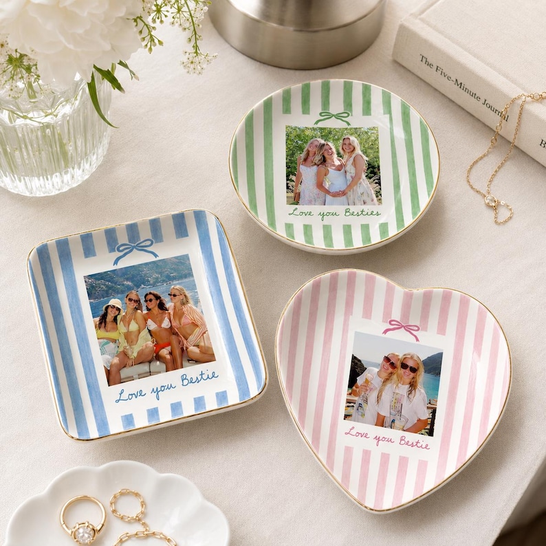Puede incluir: Tres platos de cer&aacute;mica con bordes dorados, con rayas verticales en azul, verde y rosa. Cada plato muestra una fotograf&iacute;a personalizada de amigos y el texto impreso Love you Bestie, con un peque&ntilde;o gr&aacute;fico de lazo sobre la fotograf&iacute;a.