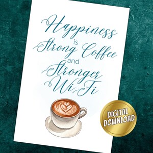 Könnte beinhalten: Ein digitaler Download zum Ausdrucken mit einer Aquarell-Illustration einer Tasse Kaffee und dem Text "Glück ist starker Kaffee und noch stärkeres WLAN".