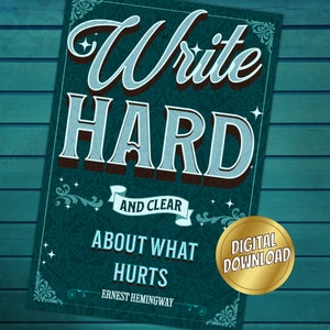Könnte beinhalten: Ein blaugrüner Poster mit einem Vintage-Design mit dem Text "Write Hard and Clear About What Hurts" von Ernest Hemingway. Ein goldener Kreis mit dem Text "Digitaler Download" befindet sich in der unteren rechten Ecke.