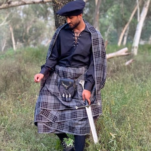 Kilt tradicional escocés del siglo XVII disponible en más de 50 tartanes para hombre
