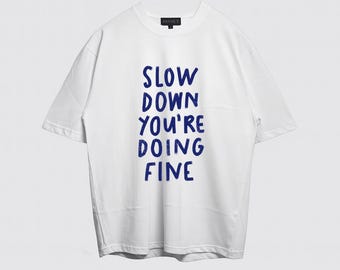 Camiseta "Slow Down You're Doing Fine", camiseta con gráficos de relajación, camiseta Calm Vibes, camiseta unisex de mindfulness, camiseta de algodón transpirable