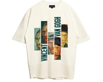 Può includere: Una t-shirt a maniche corte color bianco sporco con una stampa grafica composta da diversi segmenti di autoritratti di Vincent van Gogh disposti in pannelli verticali. Il testo VINCENT VAN GOGH è stampato in lettere maiuscole verde scuro.