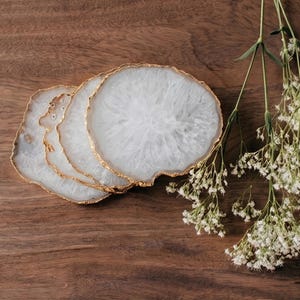Posavasos de ágata blanca natural con bordes dorados / Posavasos de cristal en forma de rodaja / Decoración de lujo para mesa de centro / Regalo elegante para ella y para él