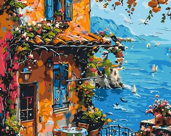 Pode incluir: Pintura vibrante de uma vila costeira italiana com paredes laranja, persianas azuis e telhado de telhas vermelhas. Uma pequena mesa e cadeiras estão em um terraço com vista para o mar azul, com veleiros e montanhas ao fundo. Flores e vegetação.