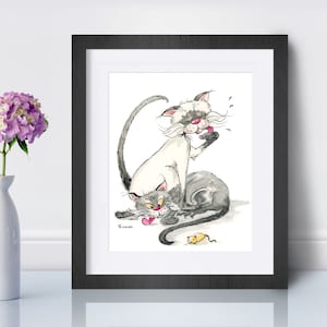 Impresión de ilustración de arte divertido de dos gatos. Lindo dibujo de dibujos animados de gatos siameses y negros para amantes de los gatos. Arte humorístico del gato y el ratón.