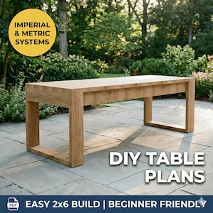Puede incluir: Una mesa de madera de color claro con una parte superior rectangular y patas cuadradas. La mesa está al aire libre en un patio de piedra. El texto de la imagen dice "DIY TABLE PLANS" y "EASY 2x6 BUILD | BEGINNER FRIENDLY".