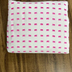 Baumwollstoff mit Elefanten-Mustern - rosa auf weiß - weiche Baumwolle Massenware für Quilting, Kleider & Kunsthandwerk aus 100% Baumwolle