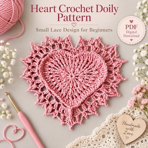 Puede incluir: Un tapete de ganchillo rosa en forma de corazón con borde de encaje. El texto dice: Heart Crochet Doily Pattern, Small Lace Design for Beginners, PDF Digital Download y Handmade with Love. Incluye un ganchillo y lana rosa.