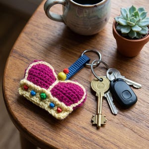 Mini virkad krona nyckelring - Enkelt amigurumi-mönster PDF