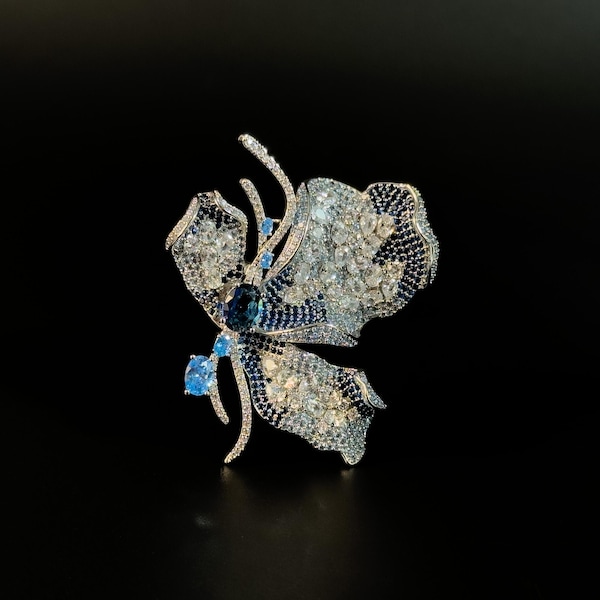 Spilla a farfalla con zirconi blu, riccamente tempestata di diamanti, può essere utilizzata come ciondolo o spilla.