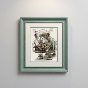 Puede incluir: Impresión enmarcada de un terrario de hipopótamo. El hipopótamo de cristal está lleno de plantas y flores en miniatura. La obra de arte está enmarcada en un marco de madera verde menta. Una pieza decorativa única.