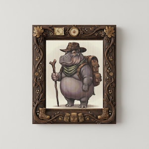 Puede incluir: Ilustración enmarcada de un hipopótamo aventurero con sombrero, mochila y bufanda, sosteniendo un bastón. El marco es marrón oscuro con detalles tallados de hojas, botas y una brújula. El hipopótamo es gris claro y beige.