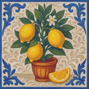 Può includere: Motivo a punto croce di un albero di limoni in un vaso di terracotta, con tre limoni maturi e una fetta di limone. Lo sfondo presenta un motivo floreale beige e un bordo blu con elementi decorativi.