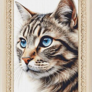 Könnte beinhalten: Gerahmtes Porträt einer Katze mit auffallend blauen Augen. Die Katze hat braun-getigertes Fell und eine rosa Nase. Der Rahmen ist cremefarben mit aufwendigen Details. Der Blick der Katze ist nach links gerichtet.