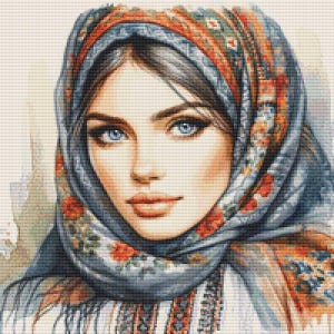 Puede incluir: Retrato en acuarela de una mujer con llamativos ojos azules y labios carnosos. Lleva un pañuelo estampado en tonos azules, naranjas y rojos. El pañuelo enmarca su rostro y lleva una camisa blanca con bordados detallados.
