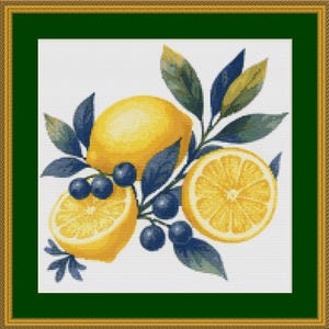 Può includere: Un disegno a punto croce incorniciato con limoni, mirtilli e foglie. I limoni sono gialli, uno tagliato per rivelare gli spicchi. Le foglie sono blu-verdi e i mirtilli sono blu scuro. La cornice è dorata con un passe-partout verde.