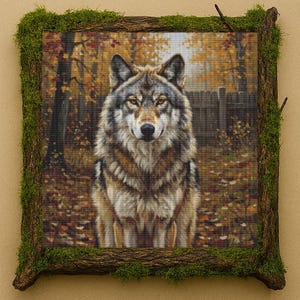 Puede incluir: Un retrato detallado de un lobo con pelaje marrón y gris, ambientado en un bosque otoñal. La obra de arte está enmarcada con un marco de madera rústico cubierto de musgo, lo que añade un toque natural. Los ojos del lobo son de un llamativo color ámbar.