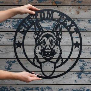 Könnte beinhalten: Schwarze Metall-Wandkunst mit einem Deutschen Schäferhund in einem kreisförmigen Rahmen. Die Worte "CUSTOM TEXT" sind am Rand ausgeschnitten, mit Sternakzenten. Unten befindet sich eine Schildform.
