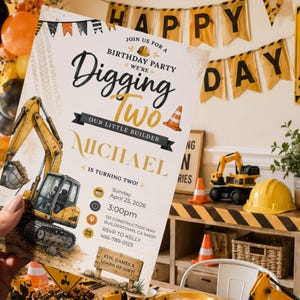 Può includere: Invito per una festa di compleanno a tema costruzioni. L'invito presenta una ruspa gialla e il testo "Digging Two" con il nome "Michael". L'invito include i dettagli della festa.