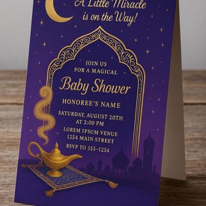 Peut inclure: Invitation de baby shower violette avec des détails dorés. Elle présente un croissant de lune, une lampe de génie sur un tapis volant et le texte "A Little Miracle is on the Way !" avec les détails de l'événement et RSVP.