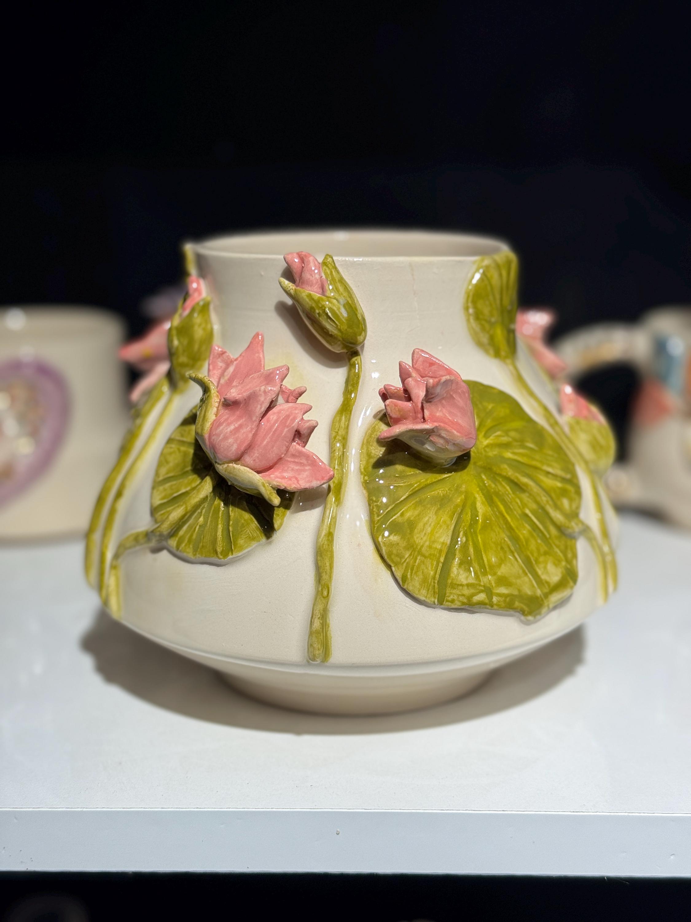 蓮の花をあしらった手作り陶器の花瓶 – 15 cm ろくろで作る、自然に