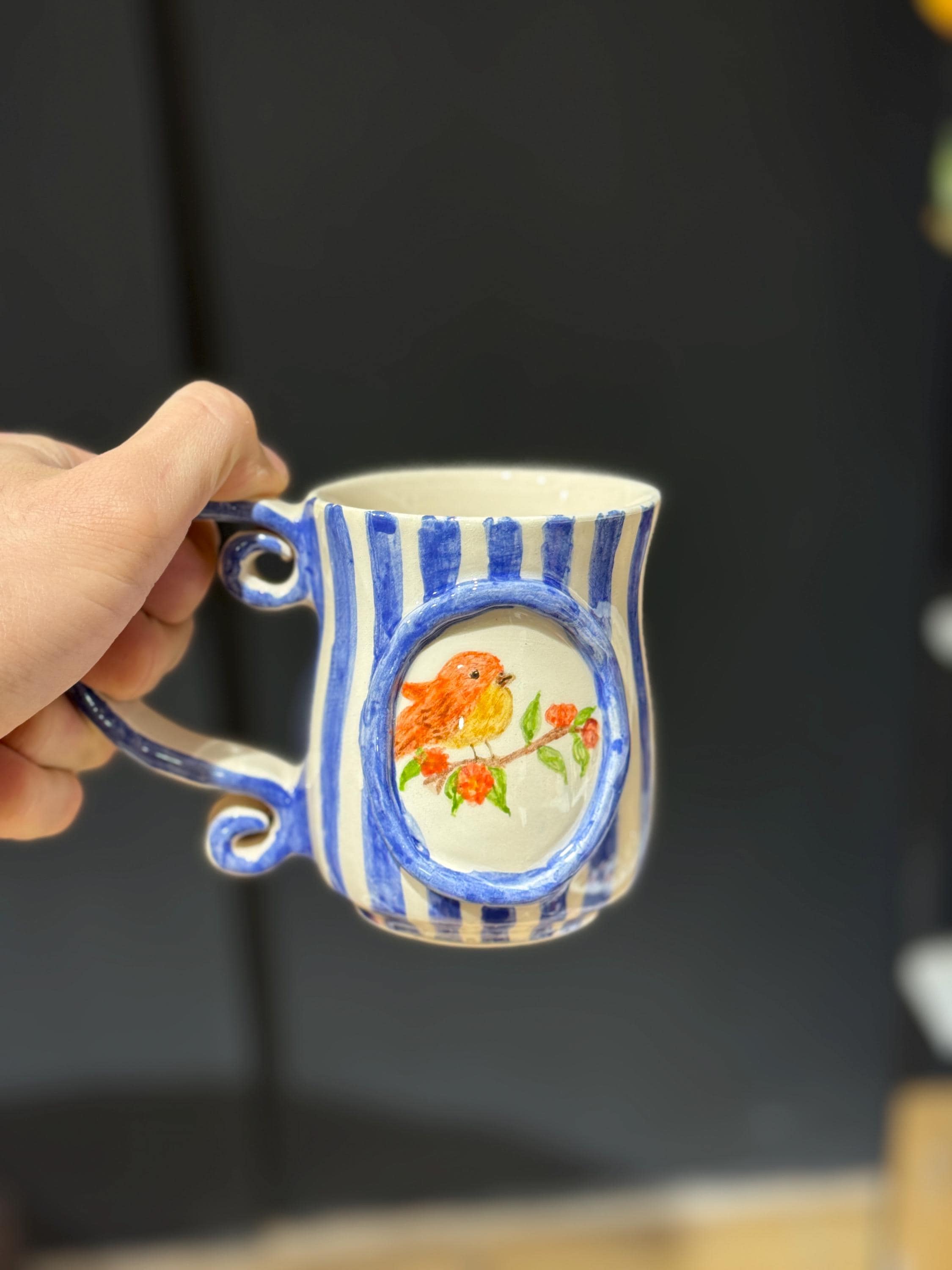 手作り陶器マグカップ - 鳥のイラストが描かれた青いストライプの