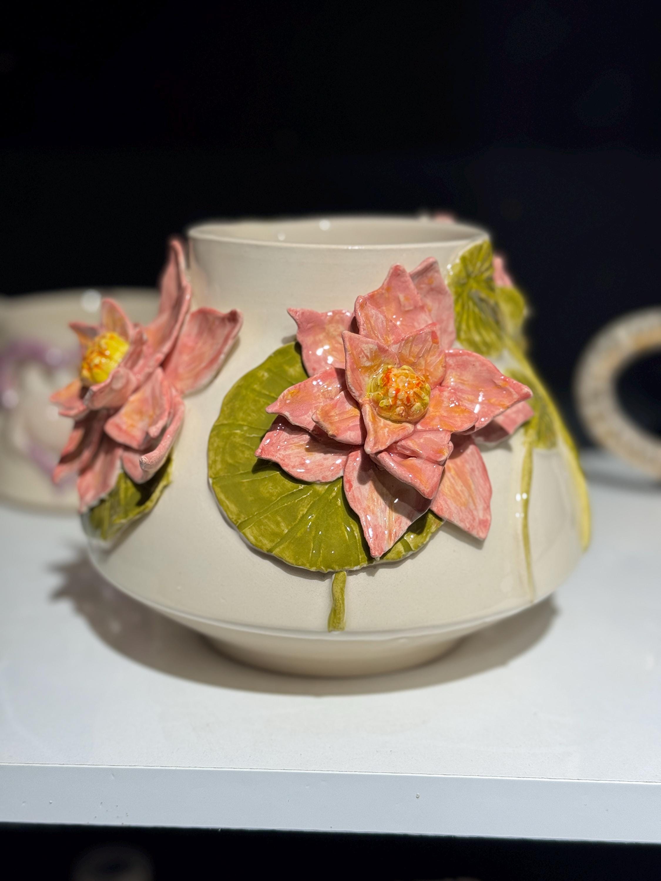 蓮の花をあしらった手作り陶器の花瓶 – 15 cm ろくろで作る、自然に