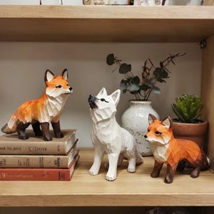 Miniature Wooden Fox Figurine – Carved Forest Animal Statue – Cute Rustic Wildlife Decor – Small Fox Ornament for Shelf or Desk