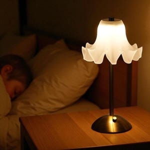 Dimmable Mini Flower Lamp – Vintage Floral Brass Table Light, Portable Bedside Desk Lamp, Cute Flower Design, Cozy Ambient Lighting for Home