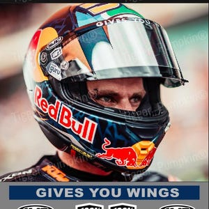 Peut inclure: Autocollants et décalcomanies de sponsors pour visière de casque Brad Binder. L'ensemble inclut des logos HJC, 100% et MotoGP Guru. Le texte indique Visor Sponsor Decals / Stickers for Brad Binder Helmet et Gives You Wings, en rouge et bleu.