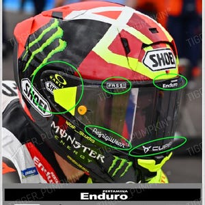 Op de afbeelding: Een set vizier-sponsorstickers en decals voor een Fabio Di Giannantonio helm. De stickers bevatten logo's van Enduro, Fassi, Cupra, Shoei en Oakley, getoond op een helm met rode, zwarte en gele graphics en groene klauwsporen.